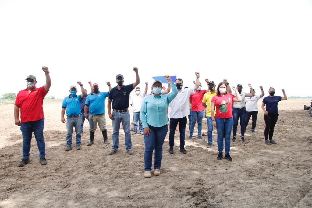 NicolasMaduro's tweet photo. ¡Excelente Jornada Productiva! Inició el relanzamiento progresivo y sostenible de la Gran Misión AgroVenezuela. Son 9 vértices de trabajo que levantan el ánimo y la conciencia productiva del campo venezolano apuntando a un objetivo claro: Producir todo lo que necesita el pueblo. https://t.co/8d8E3tlYa3