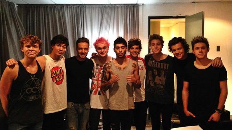 niamlovatox's tweet photo. Señores jamas se olviden de 5sos y one direction juntos,  
N U N C A
#10YearsOf1DMoments 
#10YearsOfOneDiretion https://t.co/DvvUhjTEop