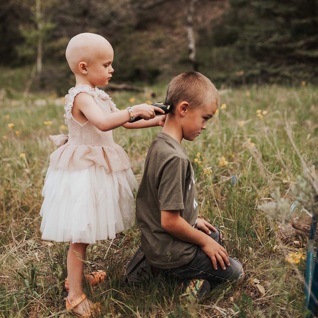 enews's tweet photo. Meet Lula and Kohen: "He let his sister shave his off along with hers so she wouldn’t endure it alone. He is the best brother...Lula got to shave his whole head and she couldn’t help but rub it and kiss his head when it was finished." (📷: kris_bowden/kbowdenphoto/IG) https://t.co/7YE8MKHmE5