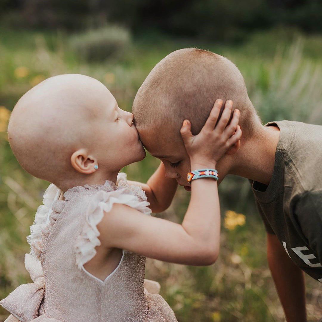 enews's tweet photo. Meet Lula and Kohen: "He let his sister shave his off along with hers so she wouldn’t endure it alone. He is the best brother...Lula got to shave his whole head and she couldn’t help but rub it and kiss his head when it was finished." (📷: kris_bowden/kbowdenphoto/IG) https://t.co/7YE8MKHmE5