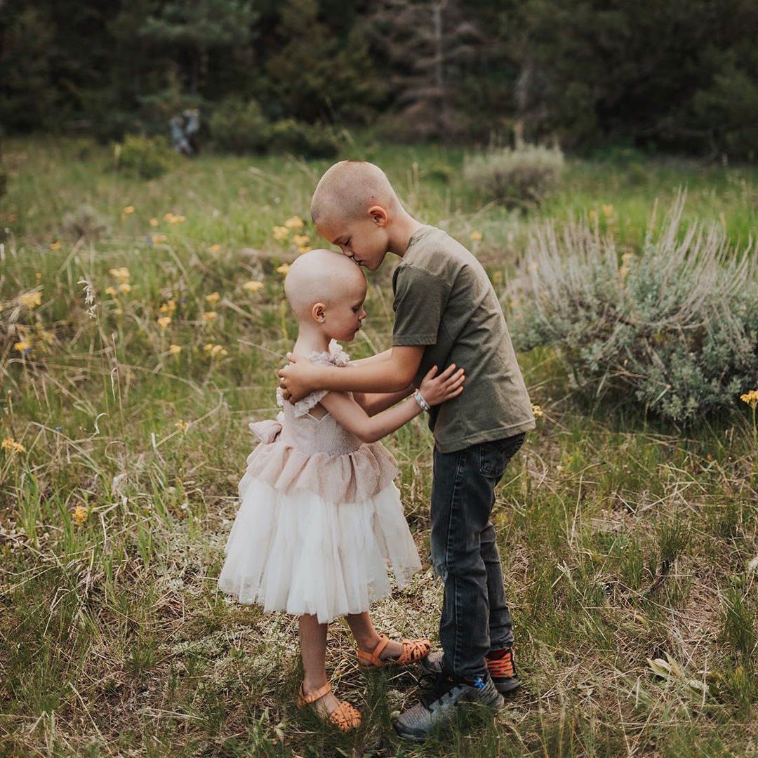 enews's tweet photo. Meet Lula and Kohen: "He let his sister shave his off along with hers so she wouldn’t endure it alone. He is the best brother...Lula got to shave his whole head and she couldn’t help but rub it and kiss his head when it was finished." (📷: kris_bowden/kbowdenphoto/IG) https://t.co/7YE8MKHmE5