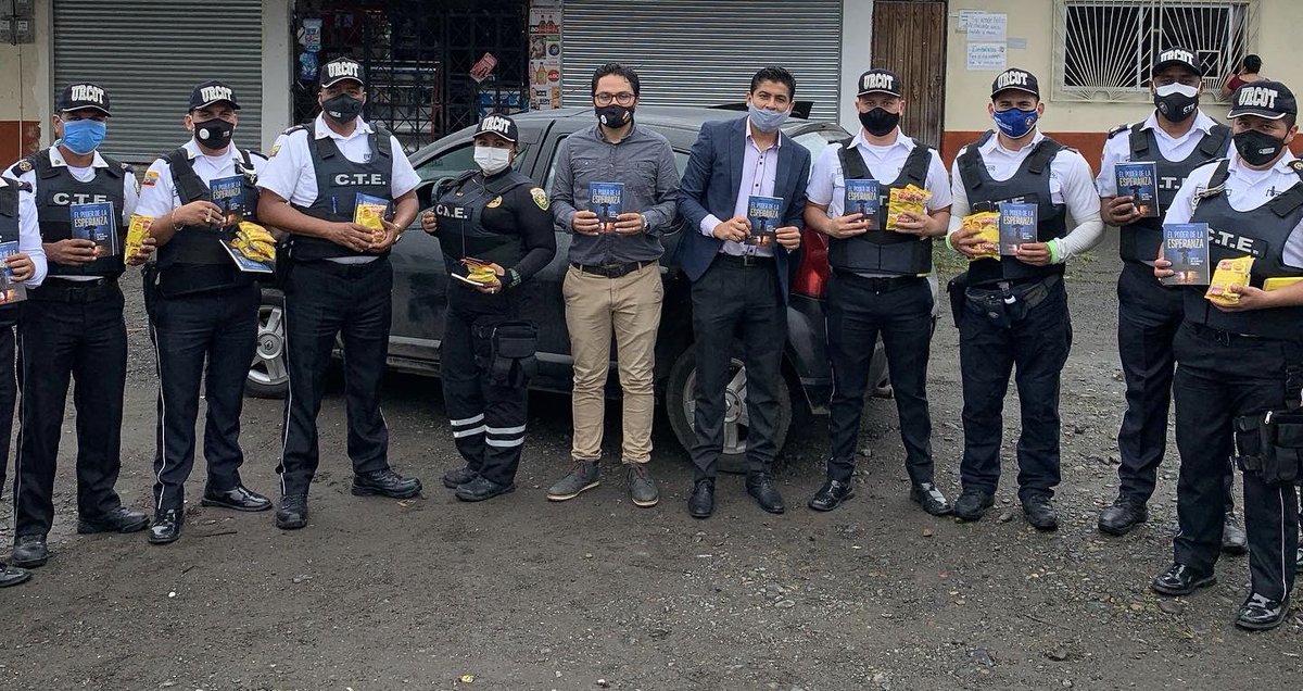 alimentos_cade's tweet photo. En estos tiempos de pandemia 😷 queremos reconocer el trabajo de aquellos que velan por nuestra seguridad 👮🏽‍♂️👮🏻compartiendo el libro “La mayor esperanza”, nuestra granola Crocante y agua VitalCADE al grupo URCOT de la @CTEcuador https://t.co/o4PqEMaNvZ