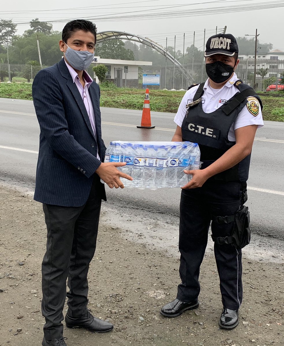 En estos tiempos de pandemia 😷 queremos reconocer el trabajo de aquellos que velan por nuestra seguridad 👮🏽‍♂️👮🏻compartiendo el libro “La mayor esperanza”, nuestra granola Crocante y agua VitalCADE al grupo URCOT de la <a href="/CTEcuador/">Comisión de Tránsito 🇪🇨</a>