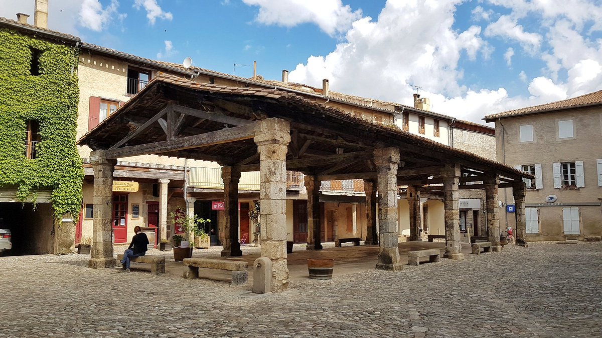 Balade_Sympa's tweet photo. Dans les ruelles de la Cité médiévale de Lagrasse connue pour son abbaye bénédictine 🏃‍♂️👍#BaladeSympa #Occitanie #Aude #MagnifiqueFrance #BeautifulFrance #patrimoine #Lagrasse #photographie https://t.co/gt0073CgKG