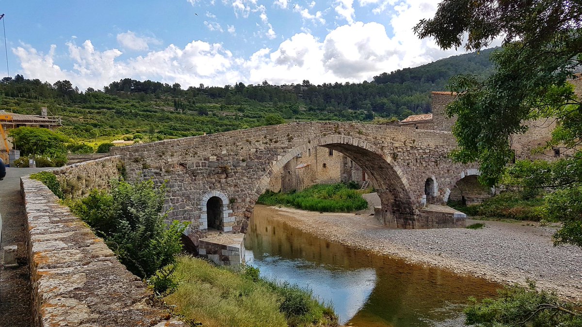 Balade_Sympa's tweet photo. Dans les ruelles de la Cité médiévale de Lagrasse connue pour son abbaye bénédictine 🏃‍♂️👍#BaladeSympa #Occitanie #Aude #MagnifiqueFrance #BeautifulFrance #patrimoine #Lagrasse #photographie https://t.co/gt0073CgKG