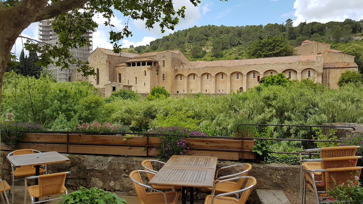 Balade_Sympa's tweet photo. Dans les ruelles de la Cité médiévale de Lagrasse connue pour son abbaye bénédictine 🏃‍♂️👍#BaladeSympa #Occitanie #Aude #MagnifiqueFrance #BeautifulFrance #patrimoine #Lagrasse #photographie https://t.co/gt0073CgKG