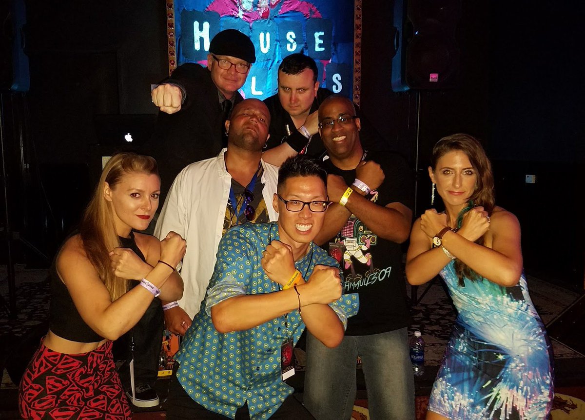 karidlane's tweet photo. #WaybackWednesday to #GameOfBloggers 2017. #PreviewNight is the kickoff to #ComicCon. So much fun celebrating & working with the #C4CC team! Also enjoyed meeting a lot of cool bloggers! Shoutout to the nice #HouseOfBlues staff too.
@Crazy4ComicCon
#SDCC #SanDiego #NerdsUnite https://t.co/RtvkSk0Zza
