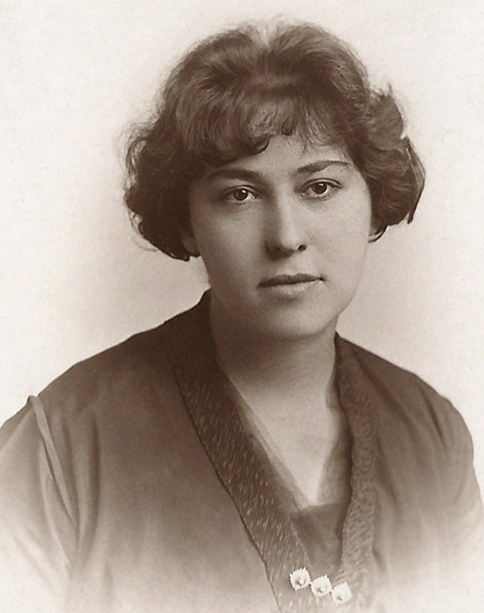 Basil joined up on 29 August 1914 and was a Captain by 1916. In June 1916 while on leave, he married his Belgian sweetheart, Germaine Deru. A widow after a month of marriage, Germaine wore his captain’s pips as a brooch in later life. 4/6