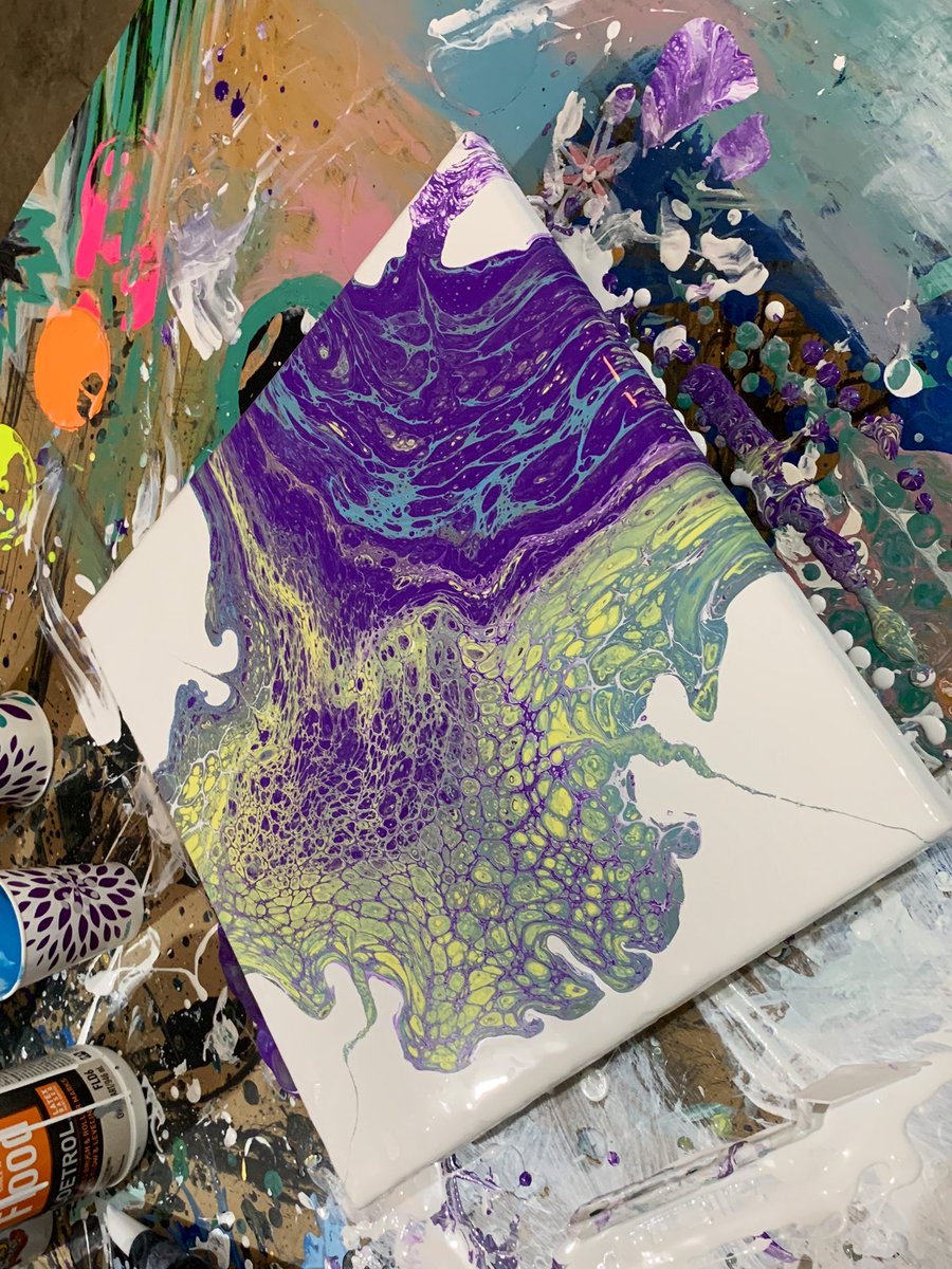 cloudchaser555's tweet photo. #Justanotherday in the #studio :) let me know your favorite colors in the comments! You never know... may 🐝 you’ll see your colors on a canvas just 4 U 😉 #artisevergreen ♾ #artlivesforever ♻️ #Artheals 💚#createsomething 🎨#byhand ✍🏼#withyourmind 🧠 https://t.co/YoB7xbpZmm