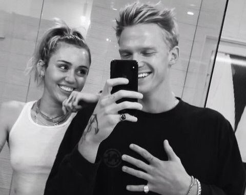 antoniogarciagj's tweet photo. Justin Bieber encontró al amor de su vida, Demi Lovato se acaba de comprometer con alguien que la ama a pesar de todo, Ariana Grande encontró nuevamente el amor después de tanto dolor y Miley por fin está en una relación sana y con amor con Cody Simpson y TODOS amamos eso https://t.co/yieD36hAyK
