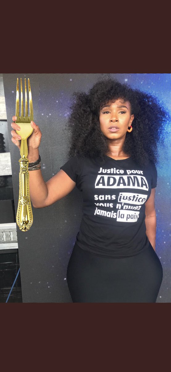 ZinebElRhazoui's tweet photo. Alors même que les hashtags #AdamaVioleur #adamalevioleur #AdamaPointeur et #fourchette sont en tendance Twitter, #AssaTraore pense surtout à écouler le stock de tee-shirts dans un «pique-nique-vente», vite, car ça devient invendable. La #VeritePourAdama a été faite: un criminel. https://t.co/ktvVSGtOwg