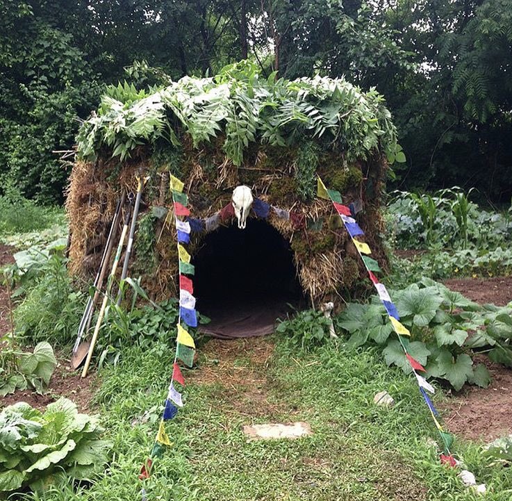 MaynardTrav's tweet photo. The original earthen yurt I built a little over 5 years ago. #yurt #mudhut #survival #bushcraft #primitive #primitiveliving #nature #earth #naturalmaterials #yogabuttsandshamanhuts #earthdwelling #PersonWomanManCameraTV #verzuzbattle #thursdayvibes https://t.co/m0YgvBi75H