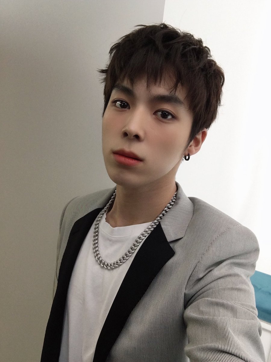 the_verivery's tweet photo. [🎁] 
<데이즈드(DAZED)> 8월호 
비하인드 셀카 선물📸
From. 연호

#베리베리 #VERIVERY #VRVR
#연호 #YEONHO
#FACE_it #FACE_YOU #Thunder
#데이즈드 #DAZED🌟 https://t.co/v8ILdiTql0