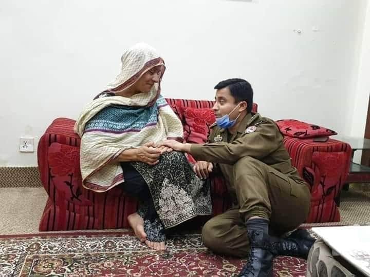 Muzamil_Pracha's tweet photo. ایس پی راے مظہر آج تشدد کی گئی #والدہ کے قدموں میں بیٹھ کر انکا دوسرا بیٹا ہونے کا ثبوت دے رہے ہیں۔ ❤💜🙏
#IamPolice
#Society
#HateMe 
@iqrarulhassan @Fozia_Ch1996 @ShaheenaAzhaar @rjshahid7 @Muhammadwaqas_2 @fara_yousaf @IrshadBhatti336 @OfficialDPRPP https://t.co/4WrsxSOGgp