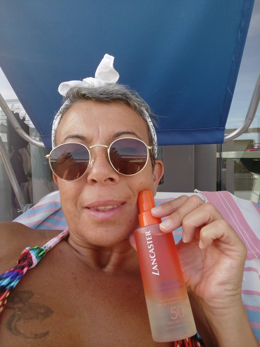 myriam181066's tweet image. J ai reçu cette super eau de protection solaire. Ne laisse pas de film gras sur la peau. Sent incroyablement bon. Le bi-phasé c est une découverte pour moi et pas déçue du tout. J adore ♥ ♥️♥️

#LancasterBeauty
#LiveWithLight