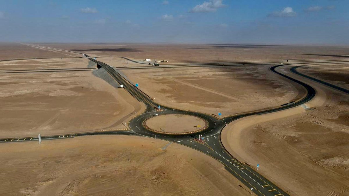 omantvnews's tweet photo. 🔴وزارة النقل تعلن افتتاح 22 كلم إضافية، من مشروع ازدواجية طريق أدم - هيماء - ثمريت، أمام الحركة المرورية، وذلك امتدادا للأجزاء المفتتحة سابقا، بطول 240 كلم، حيث ستسهم تلك الأجزاء في زيادة انسيابية الحركة المرورية بين محافظتي #الداخلية و #الوسطى.

#مركز_الأخبار https://t.co/PgBumQWgzS