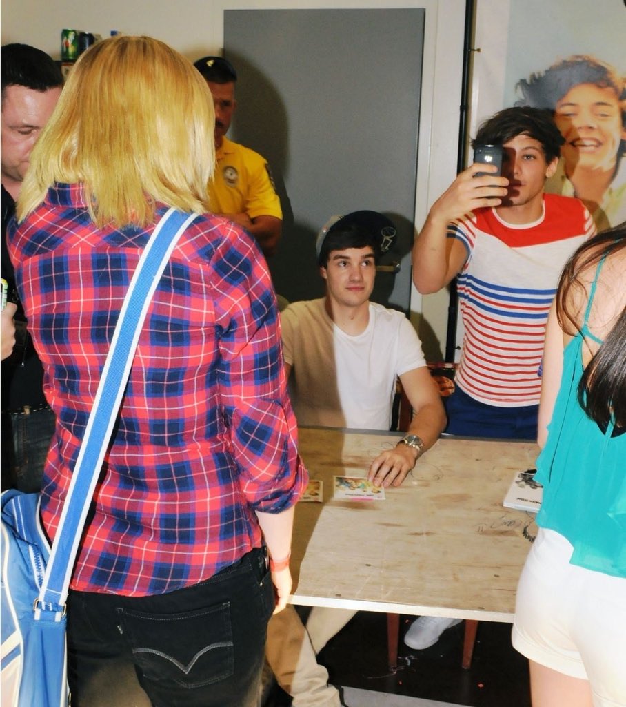 phoebabygirl's tweet photo. remember when Louis thought my dad was a pap during the m&amp;g at the  #bring1dtodallas concert. Yeah stanning 1d was a better time. #10YearsOfOneDirection #onedirection10years https://t.co/nVS4Mhsek8