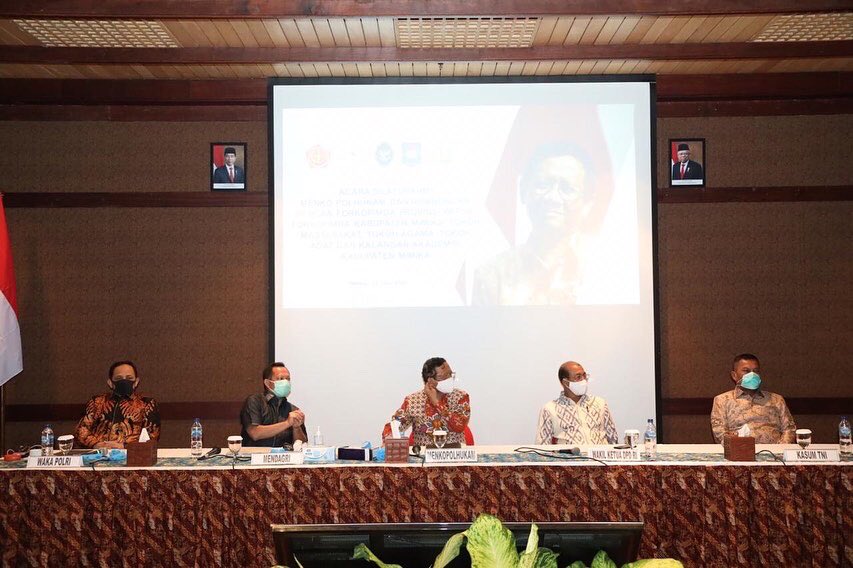DPDRI's tweet photo. Wakil Ketua I DPD RI Nono Sampono menegaskan,Pancasila merupakan way of life bangsa Indonesia.Segala tingkah laku&amp;tindak tanduk para pemimpin serta seluruh rakyat Indonesia harus mencerminkan semua sila dalam Pancasila.Hal itu disampaikannya dlm rakor dgn TNI,Polri&amp;BIN di Papua. https://t.co/YZaGv0DSyu