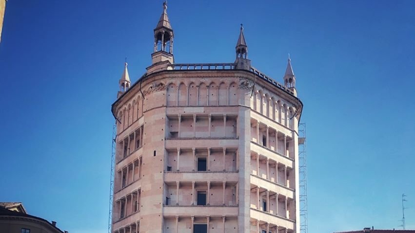 parmawelcomeoff's tweet photo. Per tutto il mese di luglio 2020 il Battistero di Parma è aperto ai visitatori 👉 venerdì, sabato, domenica e lunedì dalle 10.00 alle 18.00.

La biglietteria si trova all’interno del Museo Diocesano in Piazza Duomo.
#parmawelcome https://t.co/PTSiuOfEAk