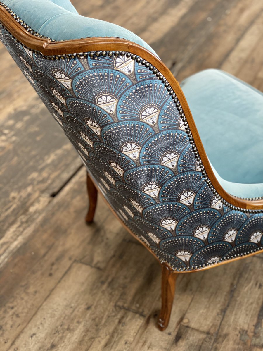 relovedsimion's tweet image. I love this fabric design by the very talented @Divine_Savages I think it sits beautifully on this Reloved vintage chair restoration, what do you think #statementchair ? 
#simionhawtinsmith 
#bespokeupholster 
#interiorstylist 
#moneyfornothing 
#relovedupholstery 
#myrelovedhome