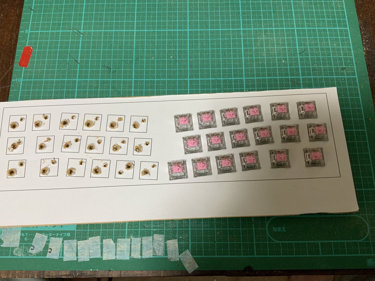 0002ozlet's tweet photo. 今回は36キーのキーボードです。半分まで裁断が終わりました。裁断するたびに、キースイッチをはめて、大きさの確認しています。全て裁断が終わると、次にSU120を使って基板の作成に取り掛かります。１日目で、そこまで行ければいいのですが。
#自作キーボード #cool836A #SU120 #selfmadekeyboard https://t.co/S6qt3PLtWJ