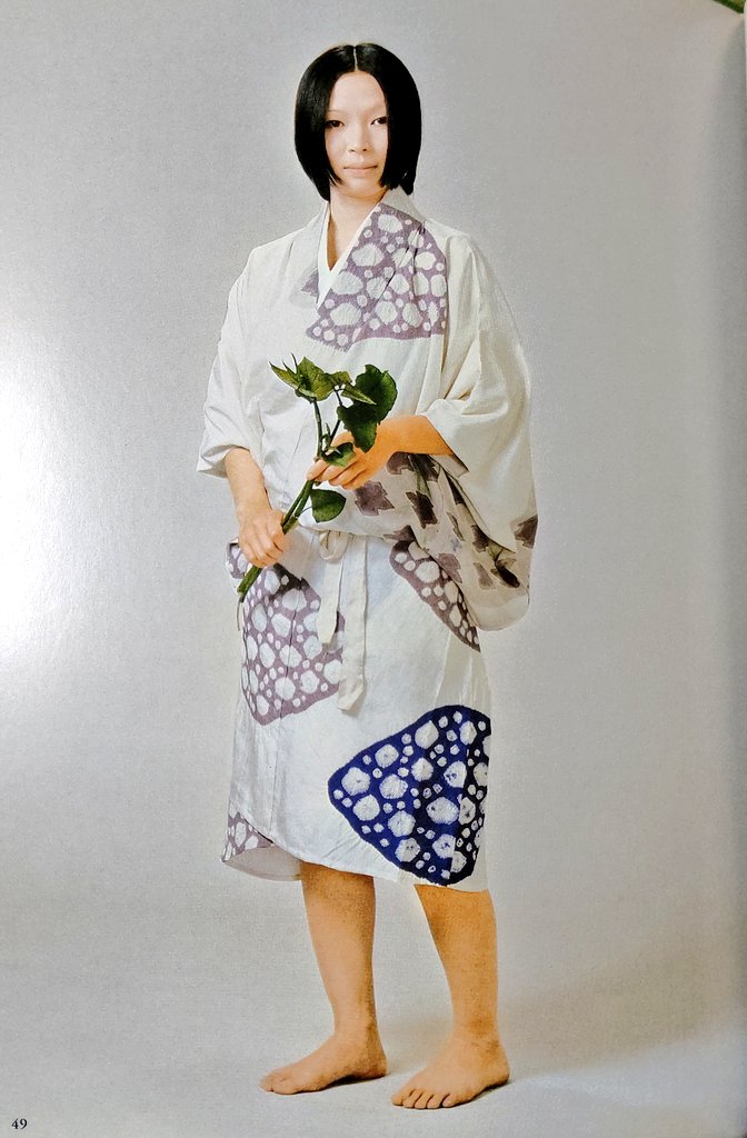 Twitter 上的 逆名 あとおまけで 別資料から室町時代の鮎売りの女性 髪は頭に巻きつけた上から桂巻をし 小袖と麻の単の裾は壺折して 端折って いる 日本女装変遷史 吉川観方 装道出版局 1980 T Co Qvjrnr7qpw Twitter