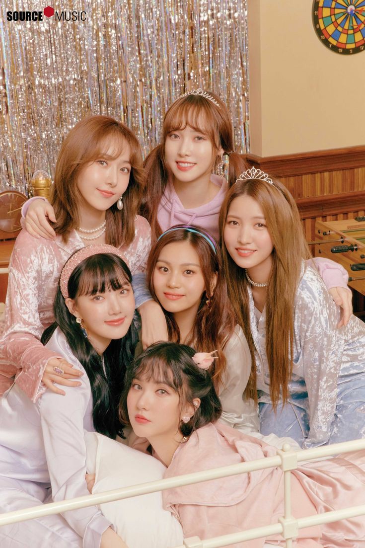 AussieJakeuuu's tweet photo. Sedih banget setiap gfriend win pasti ada ajh godaannya.Sedih bgt pdhl mereka juga bekerja keras. Klo emng bukan keselahan mereka kenapa mereka yang kena pdhl mereka gk tau apapun yg mereka tau mereka itu menang dan berterima kasih atas kerja kerasnya udh itu ajh 
#RespectGFRIEND https://t.co/1cjnmBqP6B