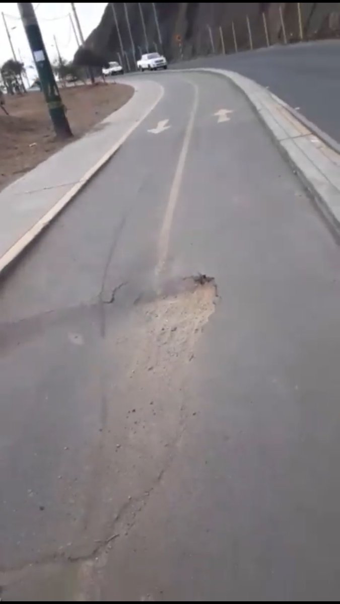 Hoy día una ciclista tuvo un accidente terrible en la Bajada a la Costa Verde de la  Av. Sucre a causa de un enorme hueco que tiene la ciclovia‼️Por favor <a href="/MuniLima/">Municipalidad de Lima</a> necesitamos se arreglen y den mantenimiento a las ciclovías existentes.
#NecesitamosCicloviasSeguras
<a href="/mal_menor/">Juan Pablo León 🇵🇪</a>