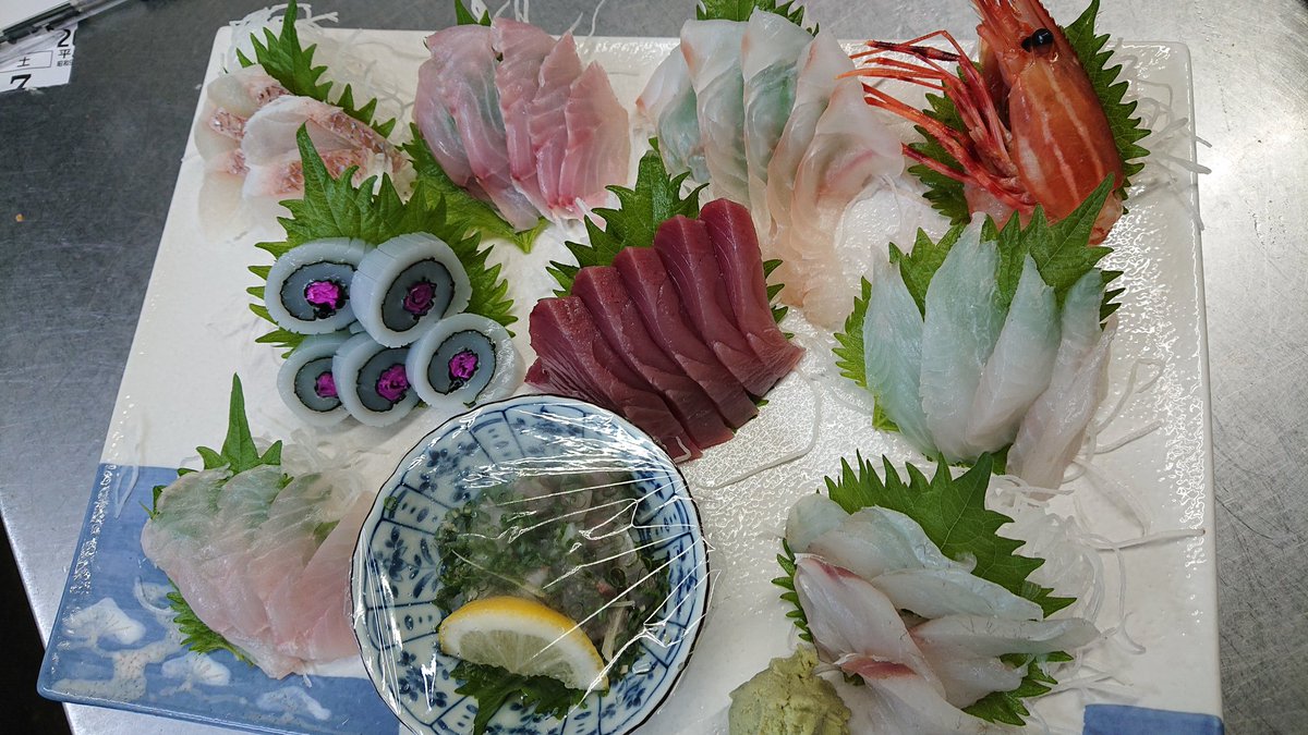 Daikansou 本日のご注文です 刺身10点盛り合わせ 花鯛 黒メバル ヒラメ ボタン海老 イカ カツオ コチ マトウ鯛 鯵 赤メバルの10点です ホッキ貝と地魚のしゃぶしゃぶ です 地魚は ヒラメです Daikansou 本日のご注文です 刺身10点盛り合わせ 花鯛 黒メバル ヒラメ ボタン海老 イカ カツオ コチ マトウ鯛 鯵 赤メバルの10点です ホッキ貝と地魚のしゃぶしゃぶ です 地魚は ヒラメです