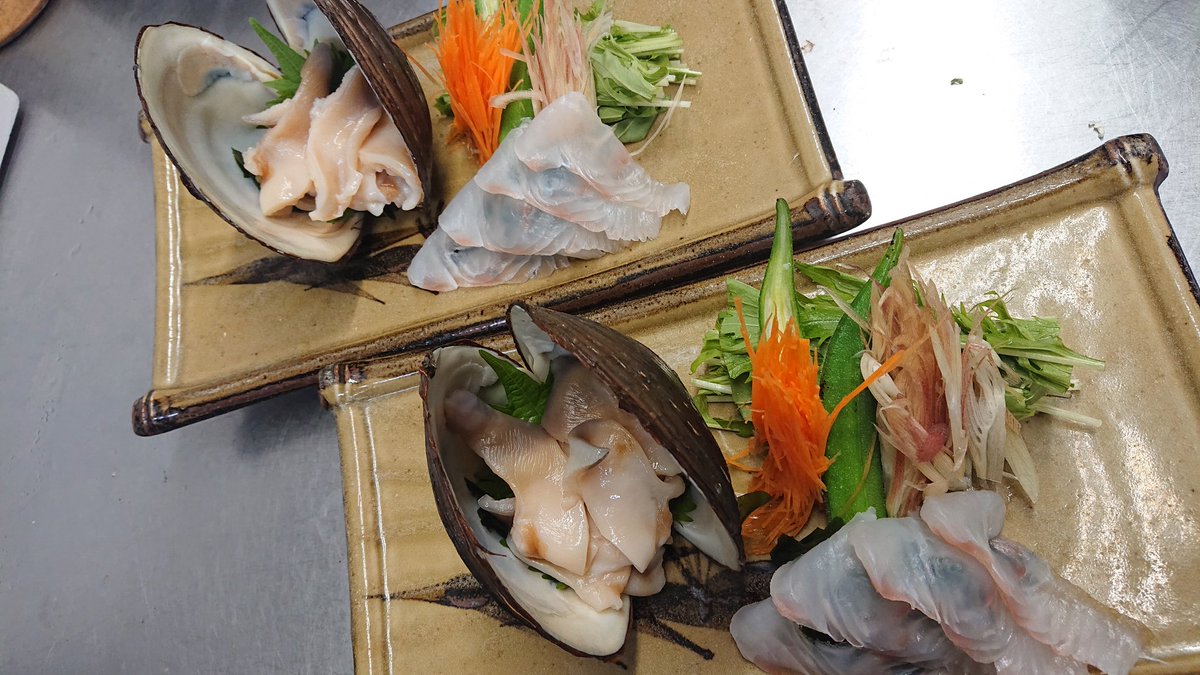 Daikansou 本日のご注文です 刺身10点盛り合わせ 花鯛 黒メバル ヒラメ ボタン海老 イカ カツオ コチ マトウ鯛 鯵 赤メバルの10点です ホッキ貝と地魚のしゃぶしゃぶ です 地魚は ヒラメです Daikansou 本日のご注文です 刺身10点盛り合わせ 花鯛 黒メバル ヒラメ ボタン海老 イカ カツオ コチ マトウ鯛 鯵 赤メバルの10点です ホッキ貝と地魚のしゃぶしゃぶ です 地魚は ヒラメです
