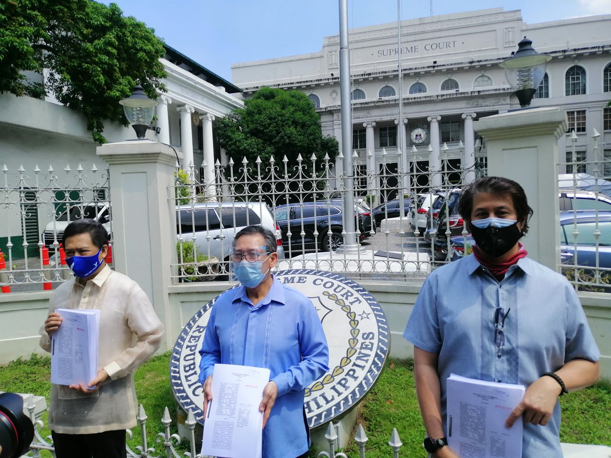 ChelDiokno's tweet photo. Kasama ng 1987 Constitution framers, legislators, HR activists, at journalists, nagsampa tayo ng petisyon sa SC para protektahan ang taumbayan laban sa Anti-Terror Law. This law violates the Constitution and threatens our rights. It will terrorize our people, not the terrorists. https://t.co/f0hs9hP6OF