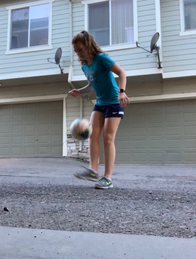 RiverdaleRidge1's tweet photo. Every touch counts ⚽️💪🏾👏🏼 #HomeWorkouts #RavenUp #27J #RiverdaleRidge #27JSchools https://t.co/EQ7VhMQnB6