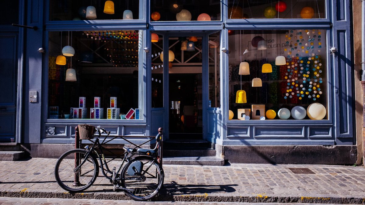 Curbside pickup provides a middle ground, allowing for both customers and employees to stay safe during COVID-19. It is a great combination of convenience and speed that slots nicely into the busy schedules of your customers. bit.ly/3hsUvWN
#Curbsidepickup #ecommerce