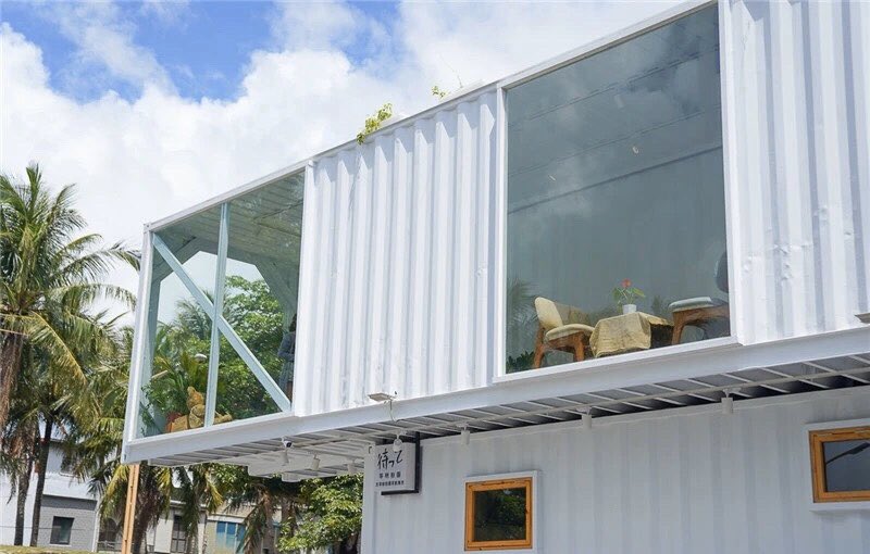 Sjcontainerbui1's tweet photo. Replace part of the container wall with glass to provide a green eat-in area, creating an enjoyable eating experience to customers.

#popupshop #containerrestaurant #restaurant #glasswall #eatin #picnic 
#containerhouse #containerbuilding 
#containerlife https://t.co/BZjloHDGaN