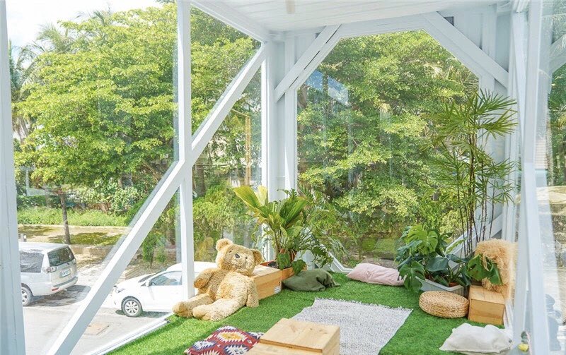 Sjcontainerbui1's tweet photo. Replace part of the container wall with glass to provide a green eat-in area, creating an enjoyable eating experience to customers.

#popupshop #containerrestaurant #restaurant #glasswall #eatin #picnic 
#containerhouse #containerbuilding 
#containerlife https://t.co/BZjloHDGaN