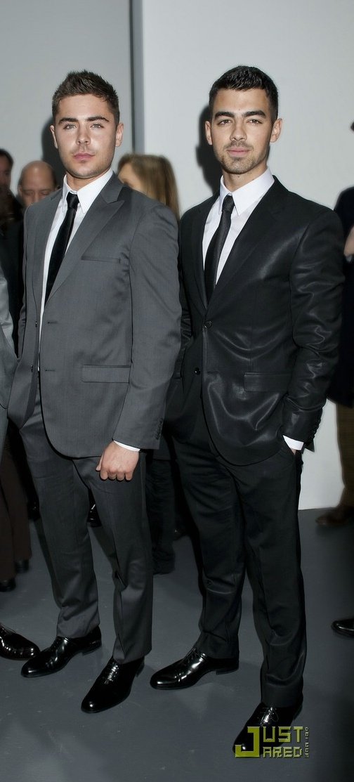 joetrustjonas's tweet photo. Joe Jonas and Zac Efron. That's the tweet. (1/2) https://t.co/HwGNj8VHpT