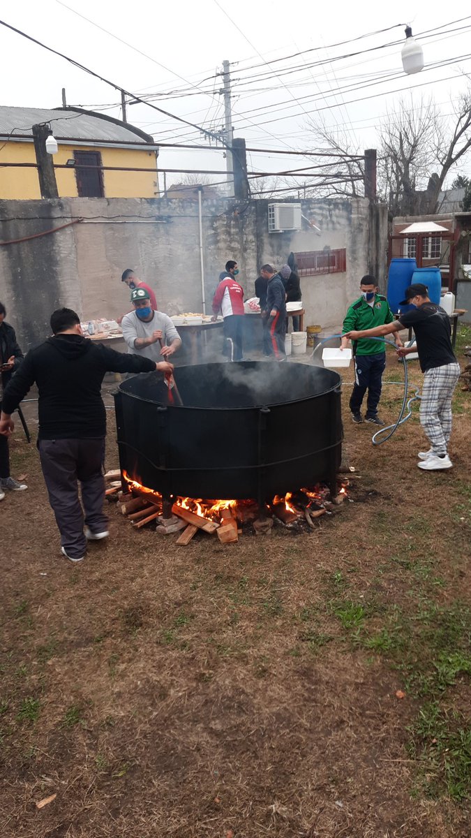 SolidarioMonte's tweet photo. # GRAN JORNADA SOLIDARIA SE REPARTIERON MAS DE 1300 PORCIONES A NUESTROS VECINOS Y A DISTINTOS COMEDORES DE PRESIDENTE DERQUI , GRACIAS A LOS AMIGOS DEL CLUB LOS PUCHYS Y AL SINDICATO DE CAMIONERO RAMA LOGISTICA DE CAMPANA # 🇦🇷🇦🇷🇦🇷🇦🇷 MONTE SOLIDARIO # 🇦🇷🇦🇷🇦🇷🇦🇷👇 https://t.co/cRTGdh1wGo
