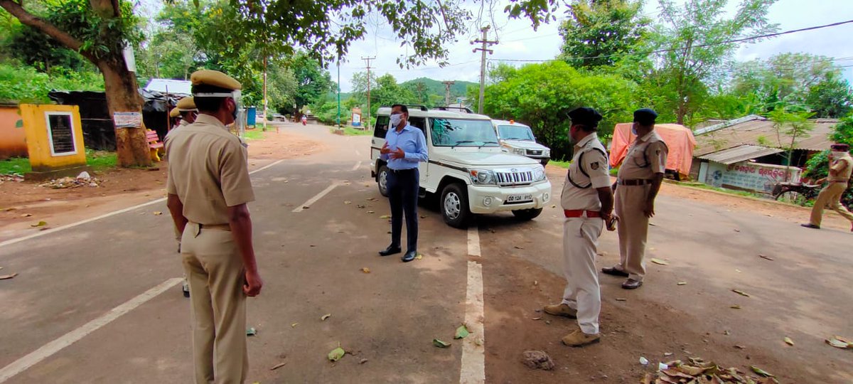 spkandhamala's tweet photo. Visited different containment zones. Briefed our staff about the duty and also regarding the precautions to be taken while on duty. Morale of the force is high. @CMO_Odisha @MoSarkar_Odisha @DGPOdisha @odisha_police @igpsr @vinit_ips #StayHomeStaySafe https://t.co/3wqmlyvqB5