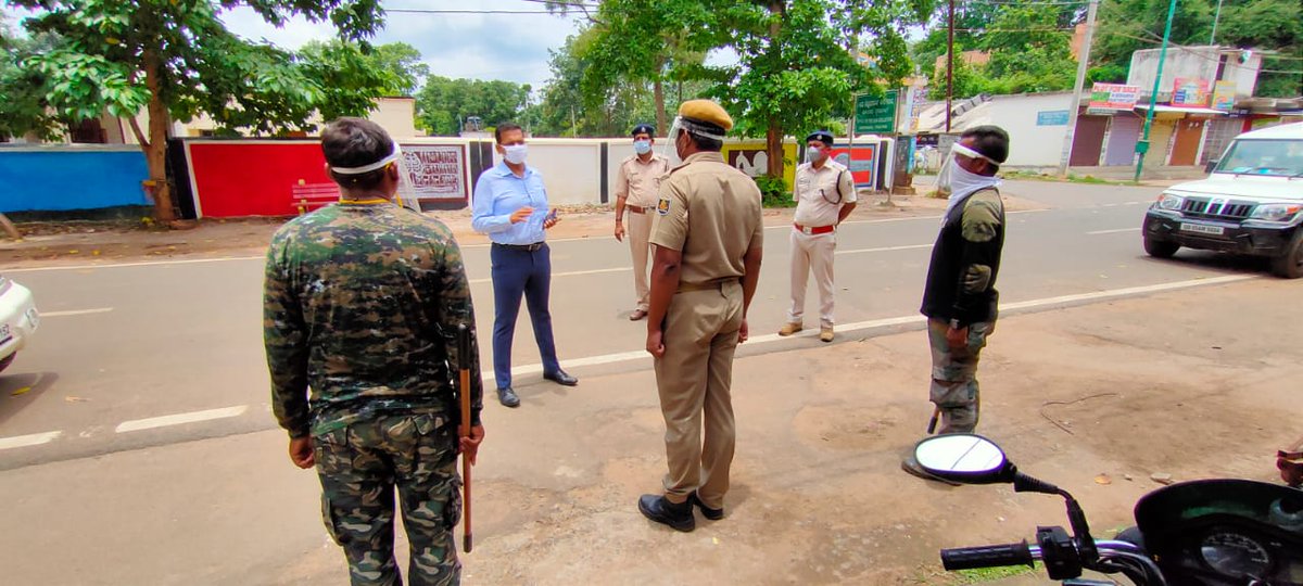 spkandhamala's tweet photo. Visited different containment zones. Briefed our staff about the duty and also regarding the precautions to be taken while on duty. Morale of the force is high. @CMO_Odisha @MoSarkar_Odisha @DGPOdisha @odisha_police @igpsr @vinit_ips #StayHomeStaySafe https://t.co/3wqmlyvqB5
