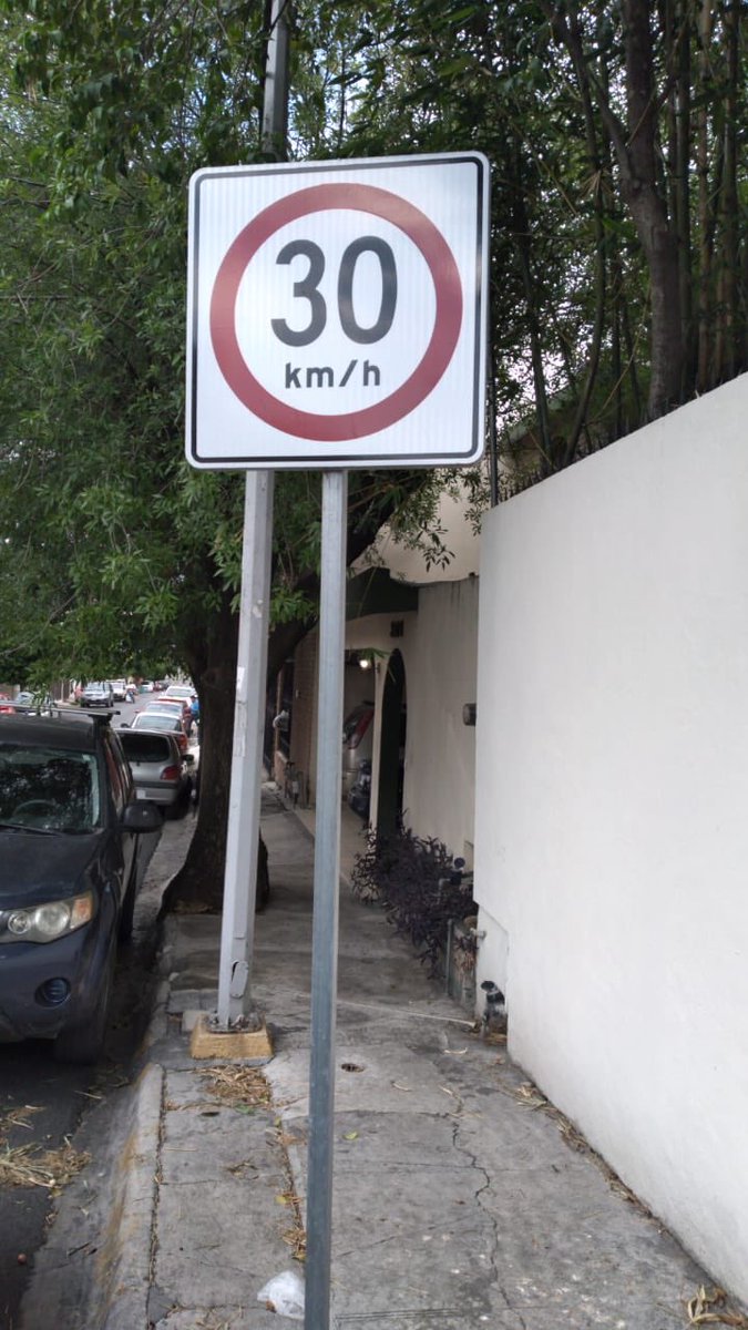 ColPrimavera's tweet photo. ✅ Se reparó señal de limite velocidad de Montecarlo y Las Hadas, también la señal de alto de Lateral Revolución y Montecarlo. https://t.co/VdqKdk13ol