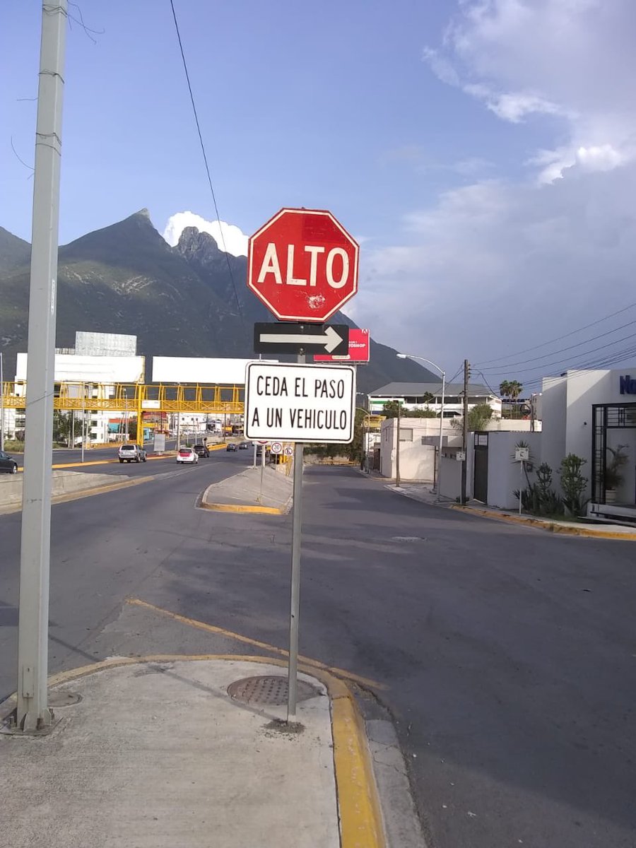 ColPrimavera's tweet photo. ✅ Se reparó señal de limite velocidad de Montecarlo y Las Hadas, también la señal de alto de Lateral Revolución y Montecarlo. https://t.co/VdqKdk13ol