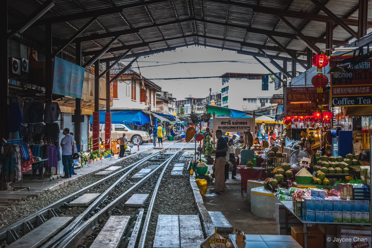 imjcchan's tweet photo. #jcphotowalks
.
You deserve the kind of souls who understand your silence.
.
.
.
.
.
📍 Maeklong Railway Market, Bangkok
.
#PhotoWalksMode #PhotoWalks #MaeklongRailwayMarket #Maeklong #RailwayMarket #Bangkok #Thailand #StreetShot #GoodVibes #泰國 #曼谷 #美功鐵道市場 https://t.co/kfUgWYaIb6