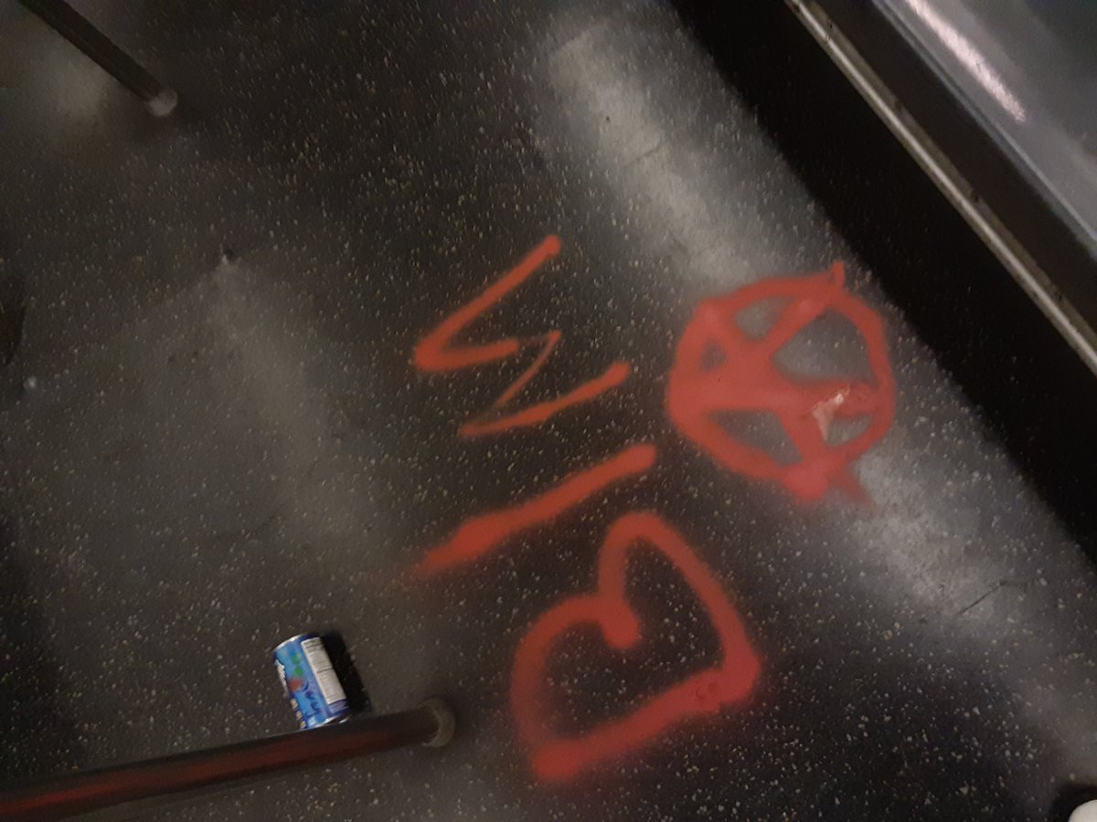 Grantcity900K's tweet photo. Day 12 of me riding on the R32. I personally do not like vandalism but at the same time I support the Black Lives Matter Message
#NYCTransit #NYCSubway #MTA #ZTrain https://t.co/jtToHMGx2E