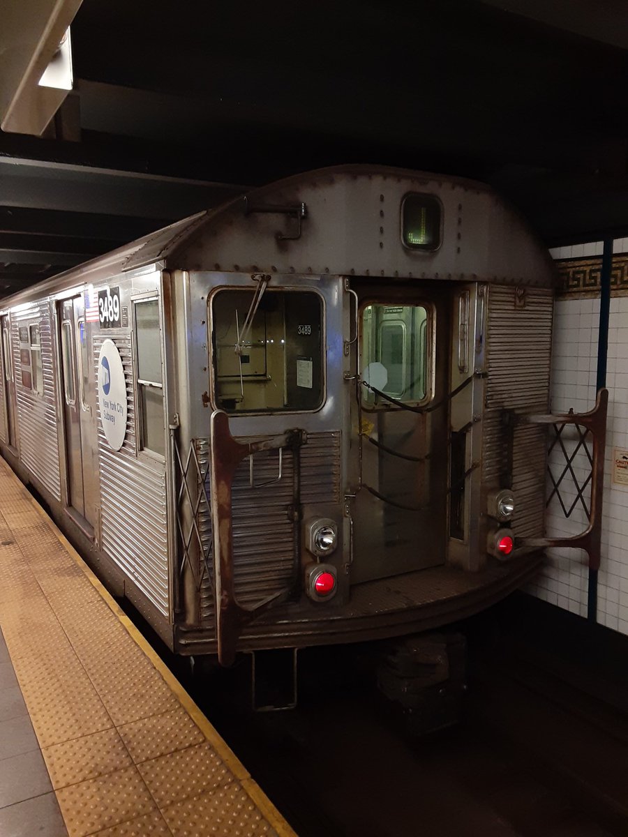 Grantcity900K's tweet photo. Day 12 of me riding on the R32. I personally do not like vandalism but at the same time I support the Black Lives Matter Message
#NYCTransit #NYCSubway #MTA #ZTrain https://t.co/jtToHMGx2E