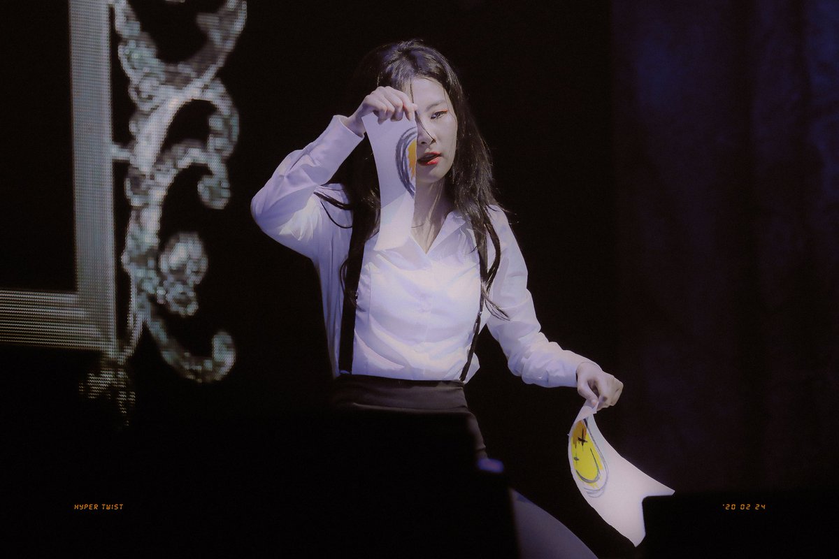 hypertwist_'s tweet photo. 200224 𝔭𝔲𝔱 𝔬𝔫 𝔞 𝔥𝔞𝔭𝔭𝔶 𝔣𝔞𝔠𝔢😵💔
#UncoverSEULGI #슬기 #seulgi https://t.co/bekbX0T4ko
