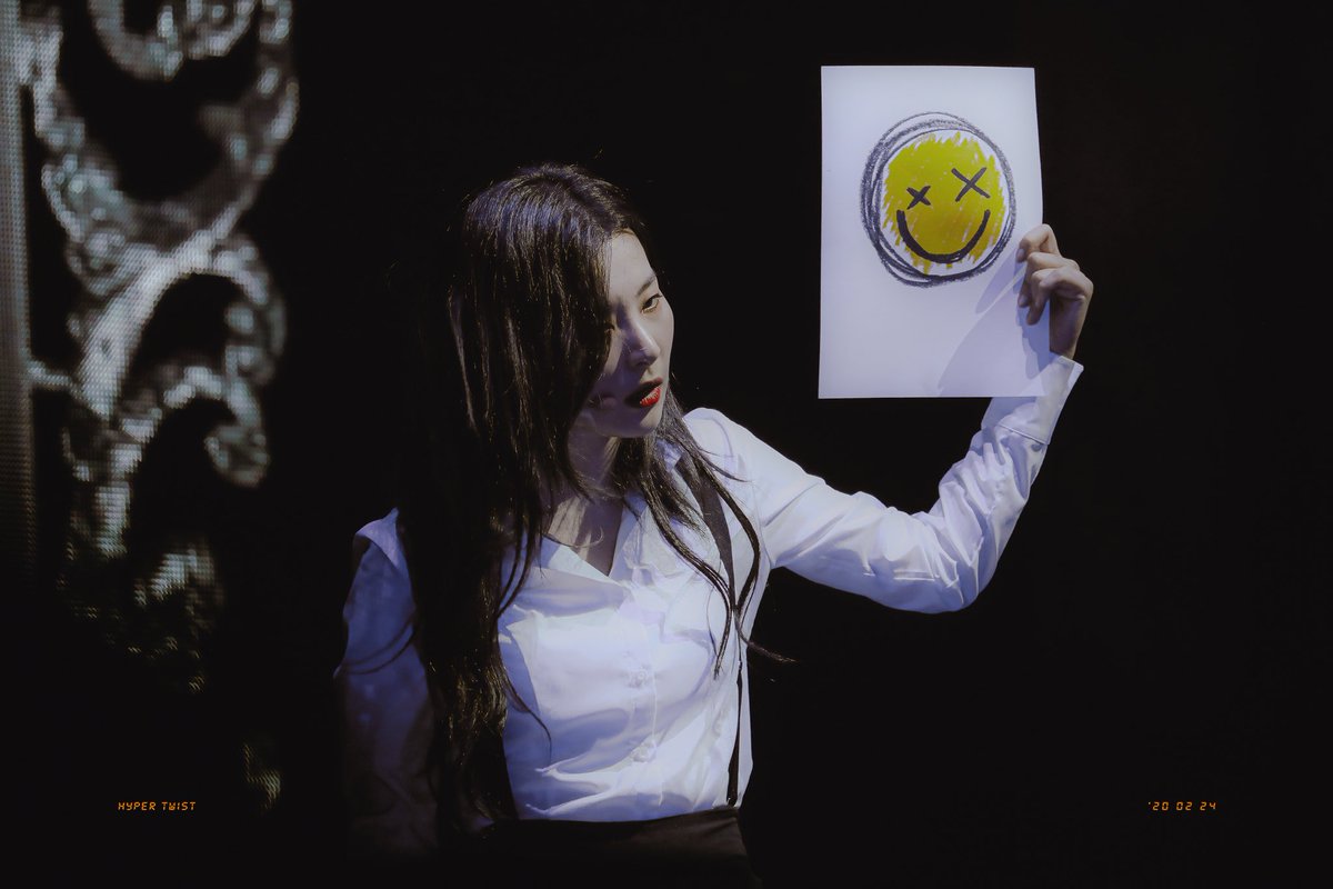 hypertwist_'s tweet photo. 200224 𝔭𝔲𝔱 𝔬𝔫 𝔞 𝔥𝔞𝔭𝔭𝔶 𝔣𝔞𝔠𝔢😵💔
#UncoverSEULGI #슬기 #seulgi https://t.co/bekbX0T4ko