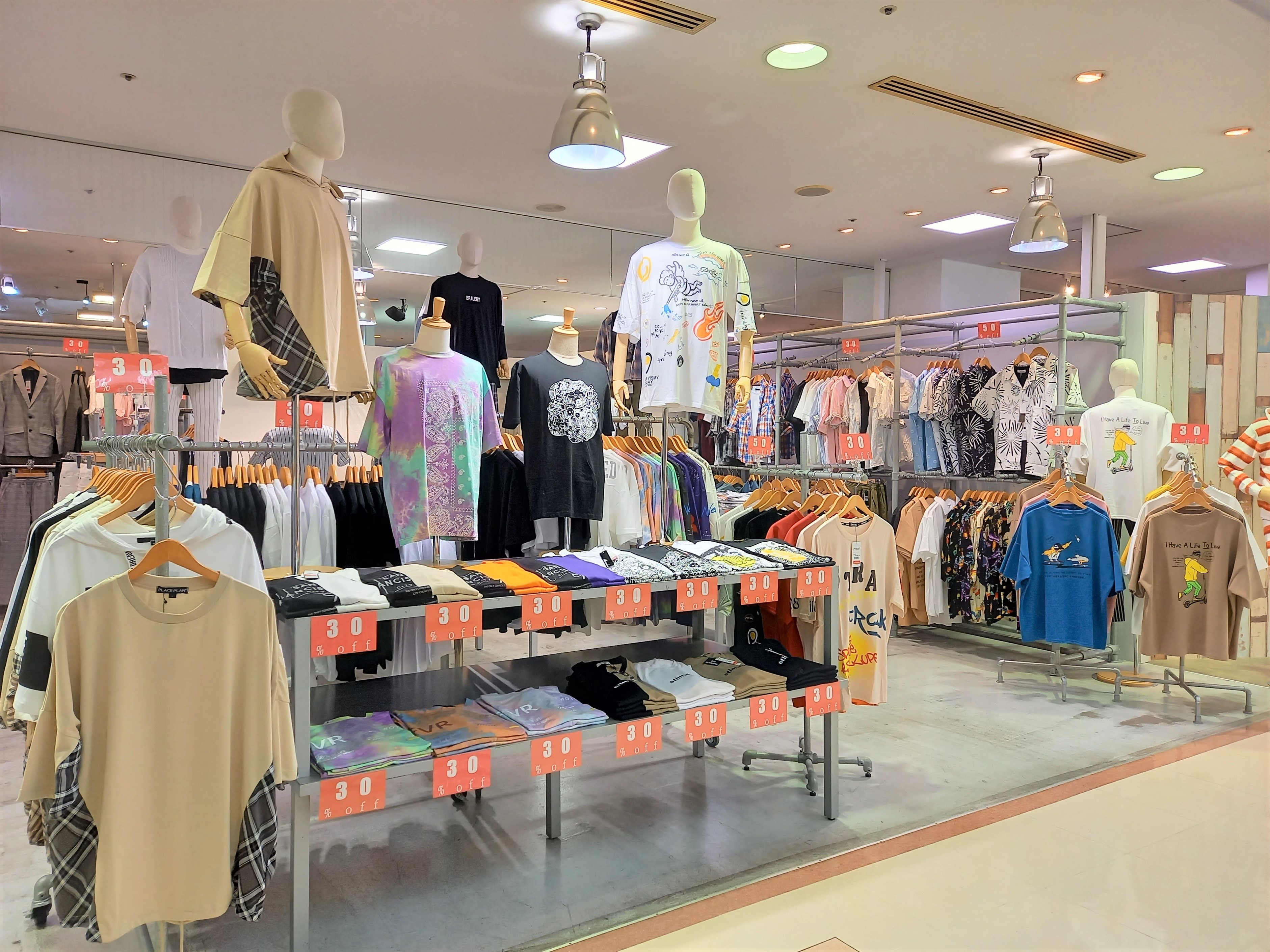 横浜ワールドポーターズ New Shop Open 3ｆズームオン 国内外の上質なアイテムをセレクトした メンズアパレル ショップがオープンしました 各お客様のライフスタイルへ寄り添った提案と空間を提供いたします 横浜ワールドポーターズ みなとみらい