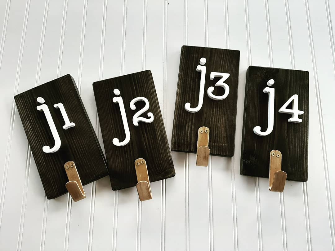 Studio26Designs's tweet photo. This was a custom backpack holder request. Black wood, gold hooks, and white letters... Such a great combo!

#backpackholders #konastain #3D #3Dsigns #3dwords #3Dnumbers

#studio26designco #custom #personalized #homedecor #fatetx #itsfate https://t.co/r07fB0Mbxz