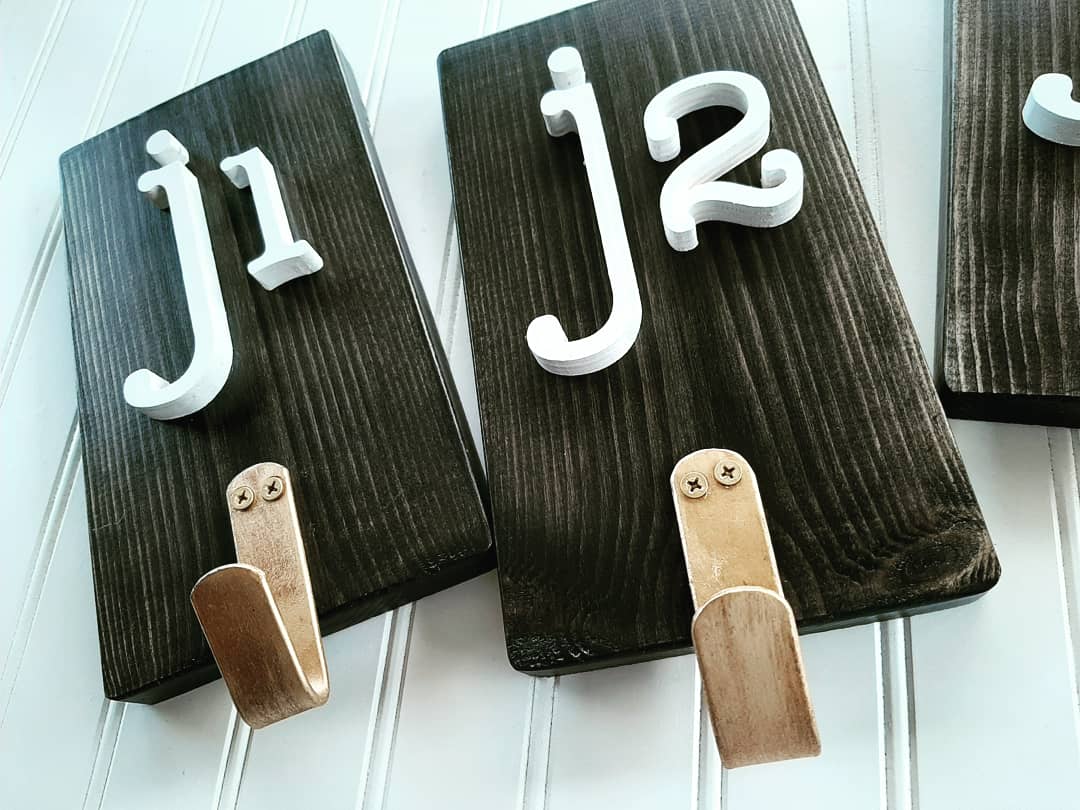 This was a custom backpack holder request. Black wood, gold hooks, and white letters... Such a great combo!

#backpackholders #konastain #3D #3Dsigns #3dwords #3Dnumbers

#studio26designco #custom #personalized #homedecor #fatetx #itsfate