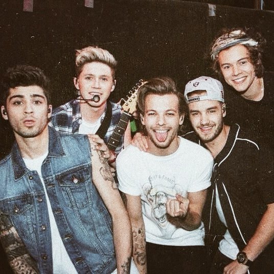giggleznarry's tweet photo. 𝒎𝒚 𝒍𝒐𝒗𝒆 𝒇𝒐𝒓 𝒚𝒐𝒖 𝒉𝒂𝒔𝒏'𝒕 𝒄𝒉𝒂𝒏𝒈𝒆 𝒔𝒊𝒏𝒄𝒆 𝒕𝒉𝒆 𝒇𝒊𝒓𝒔𝒕 𝒕𝒊𝒎𝒆 𝒊 𝒈𝒐𝒕 𝒉𝒆𝒓𝒆
𝒉𝒂𝒑𝒑𝒚 𝟏𝟎 𝒚𝒆𝒂𝒓𝒔, 𝒐𝒏𝒆 𝒅𝒊𝒓𝒆𝒄𝒕𝒊𝒐𝒏✨

#10YearsOneDirection 
#10YearsOf1D 
#18MonthsMyAss 
#DirectionersDay
@onedirection https://t.co/lZY7gmVRRs